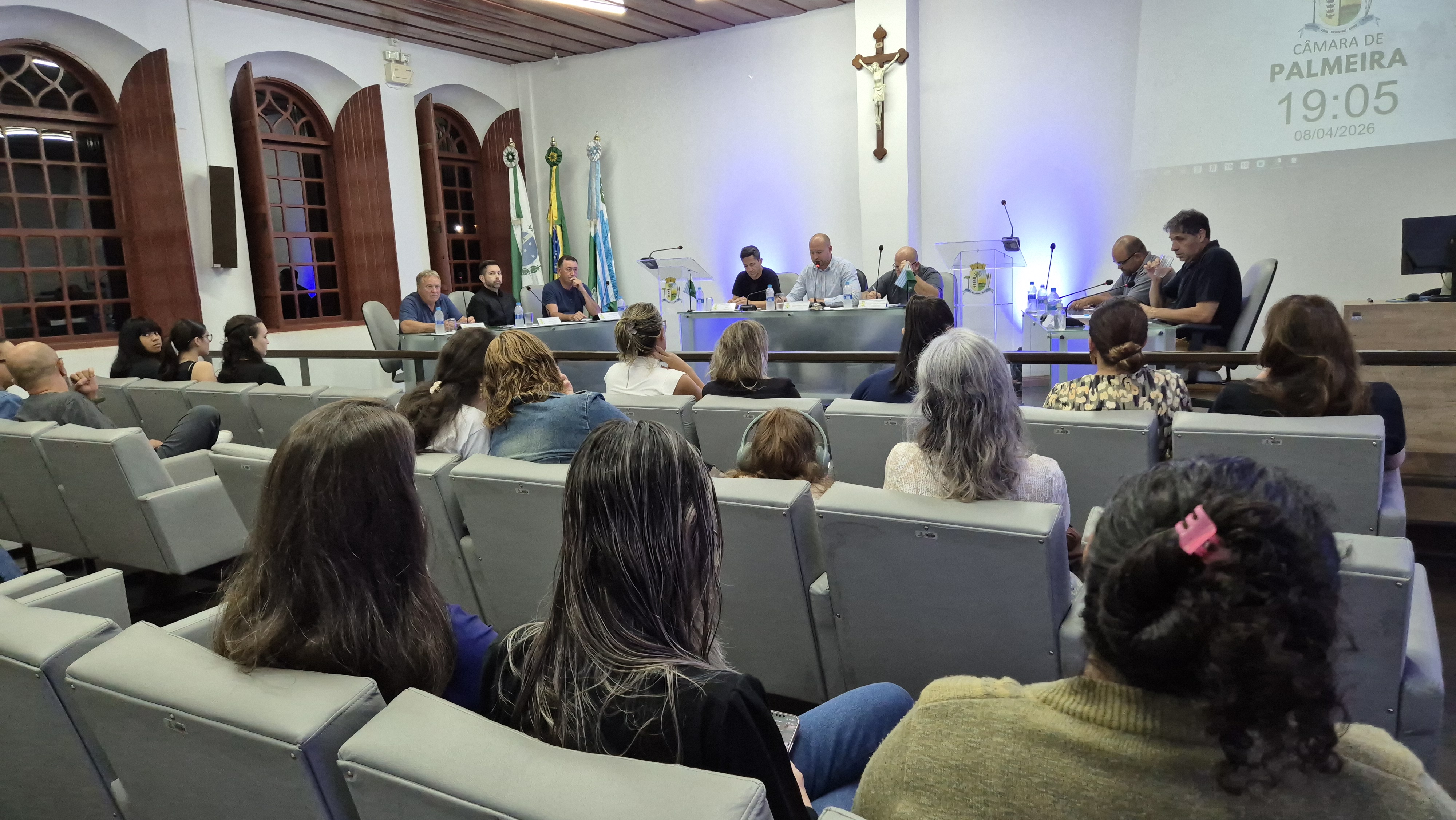 10ª sessão ordinária aprova projetos, indicações e promove debate sobre autismo