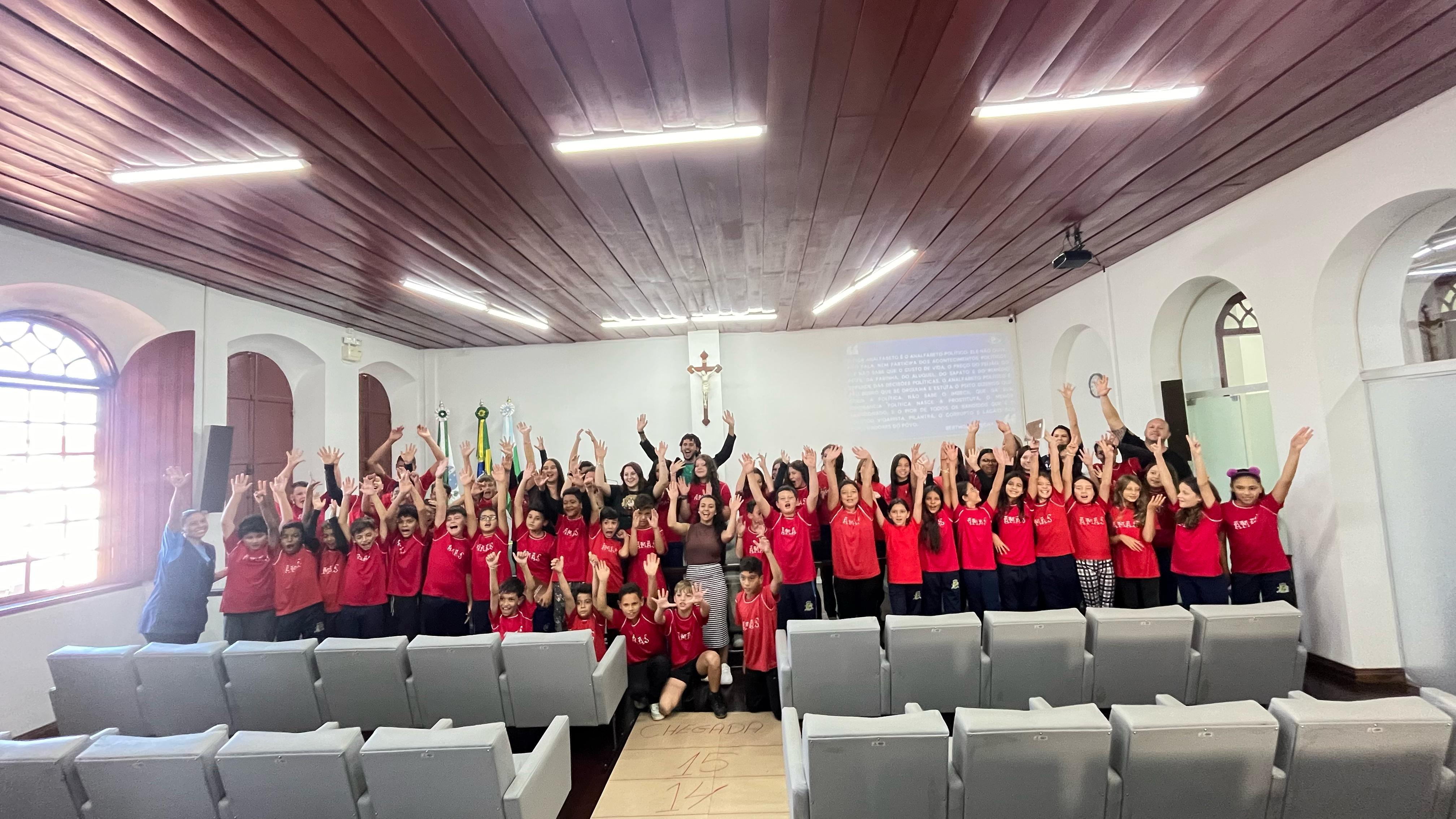 Alunos da AMAS visitam a Câmara Municipal para aprender sobre Cidadania, Direitos e Deveres