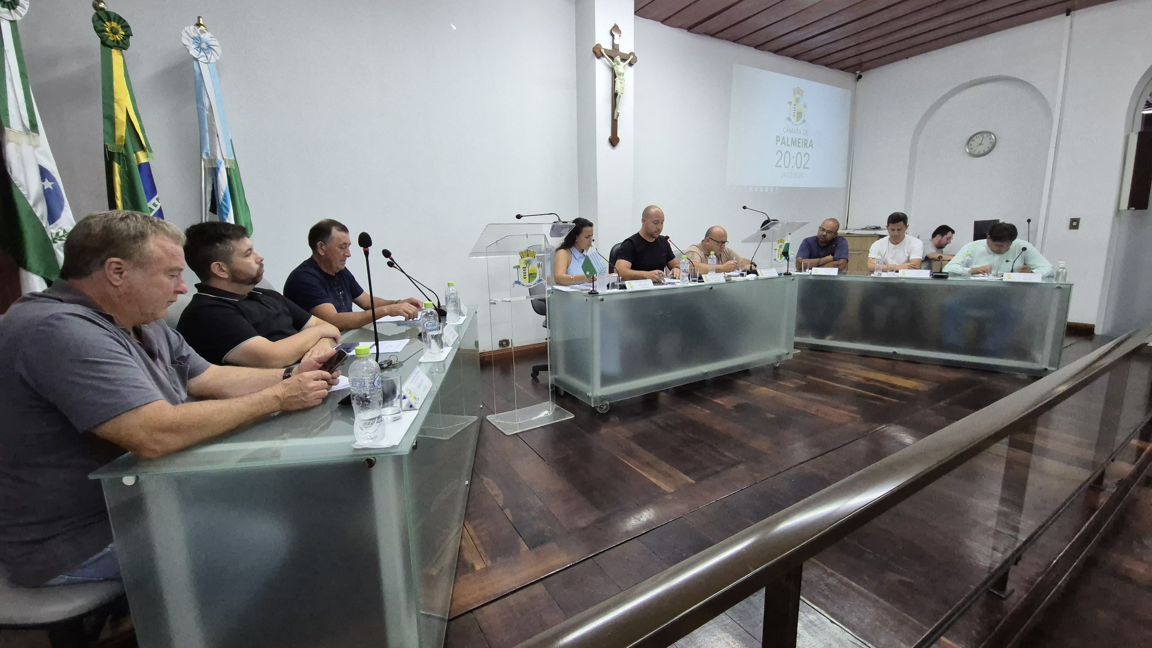 Câmara aprova projetos, contas de 2012 e presta homenagem a servidor