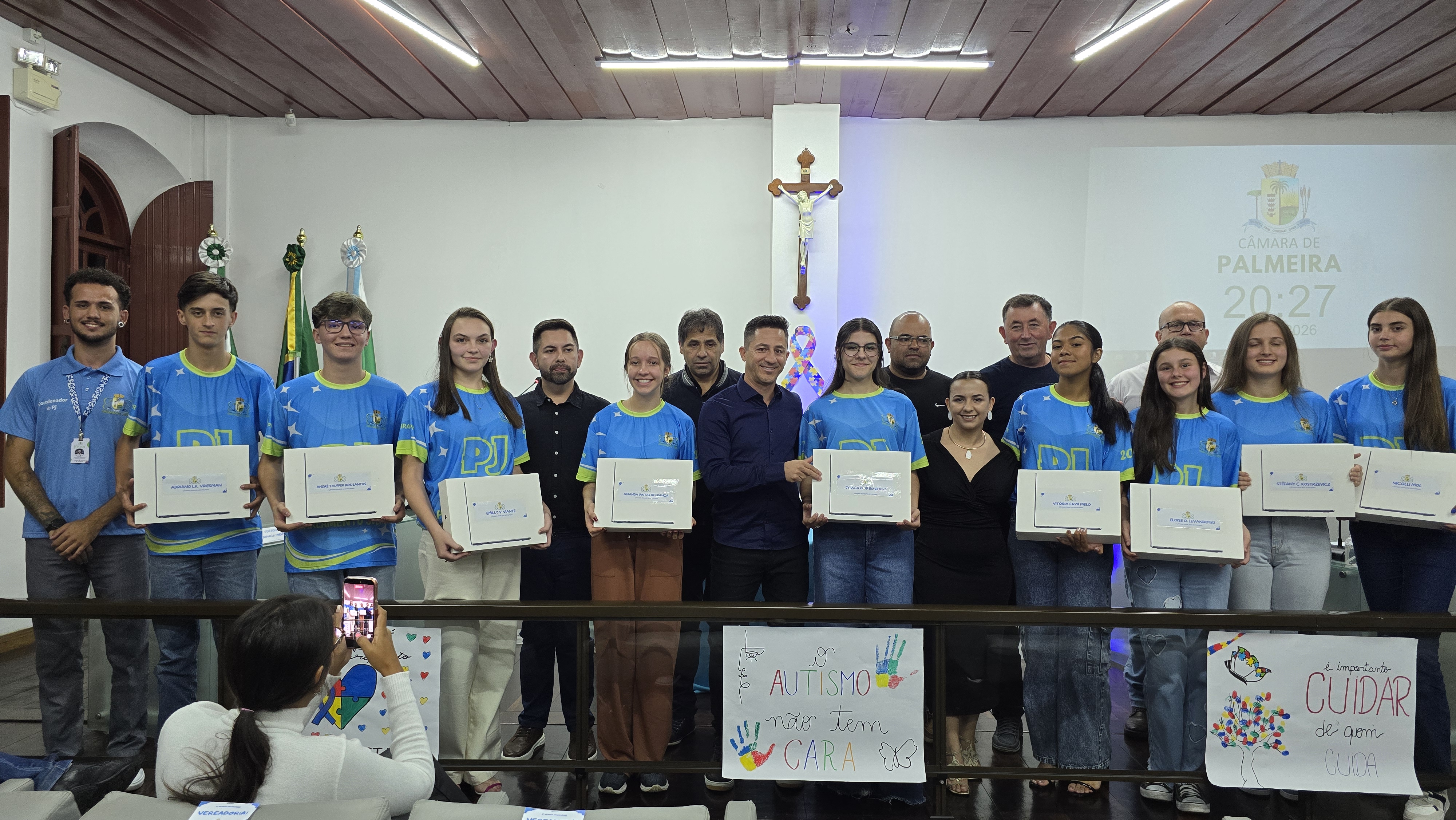 Câmara realiza entrega de equipamentos ao Parlamento Jovem