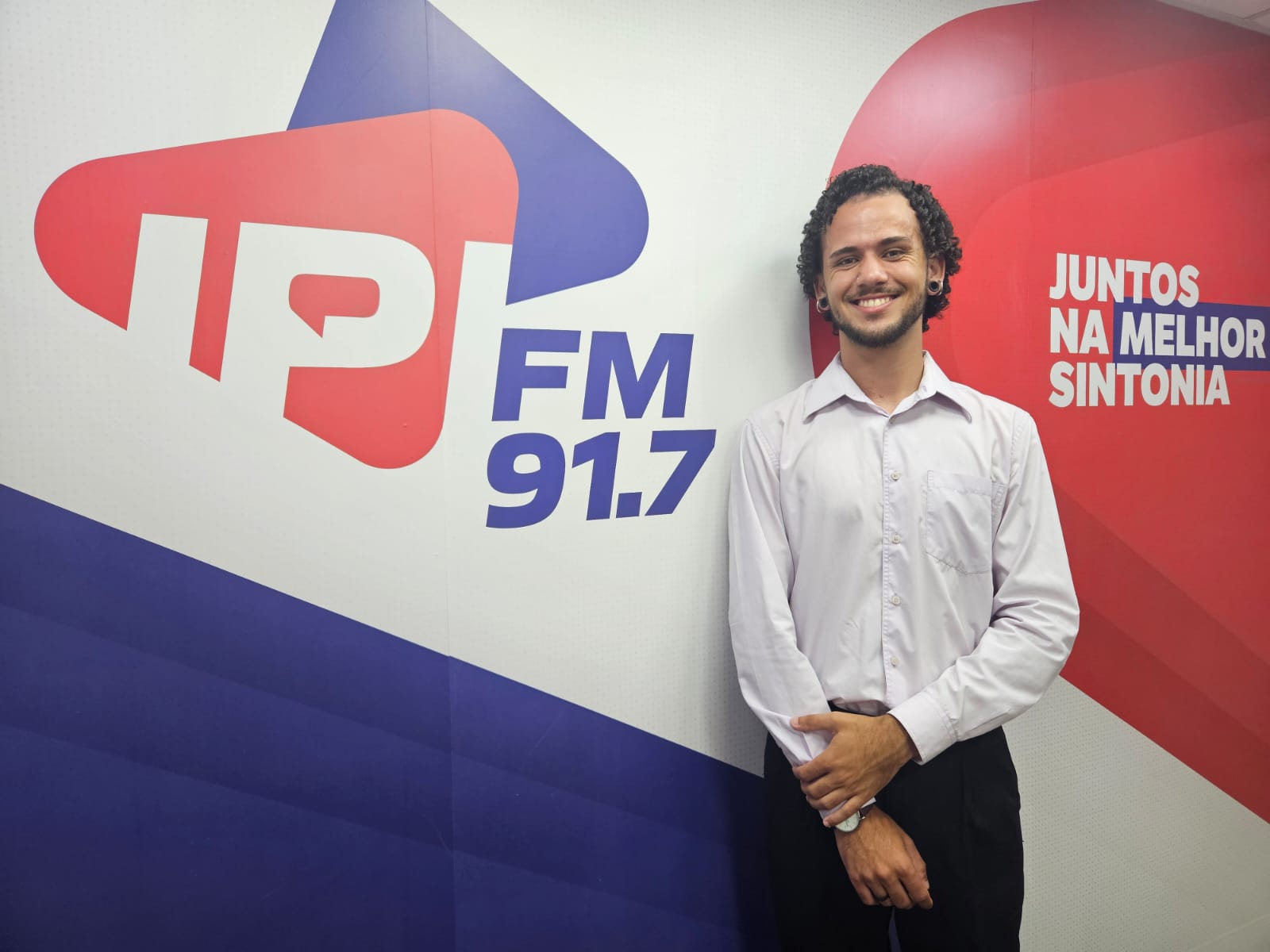 COM O INÍCIO DAS INSCRIÇÕES SE APROXIMANDO, O PARLAMENTO JOVEM É TEMA DE ENTREVISTA NA RÁDIO