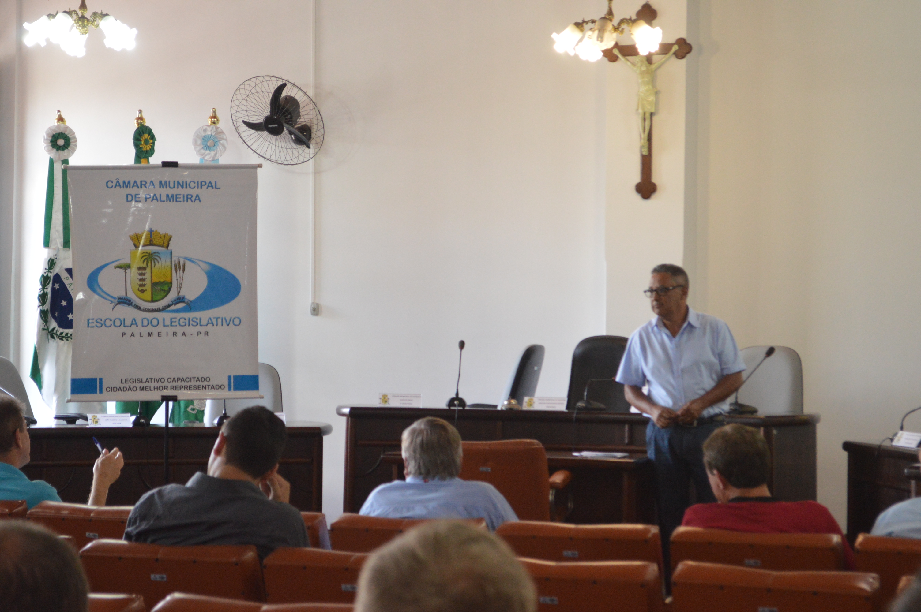 Escola aborda princípios básicos e regimentais do funcionamento das sessões.