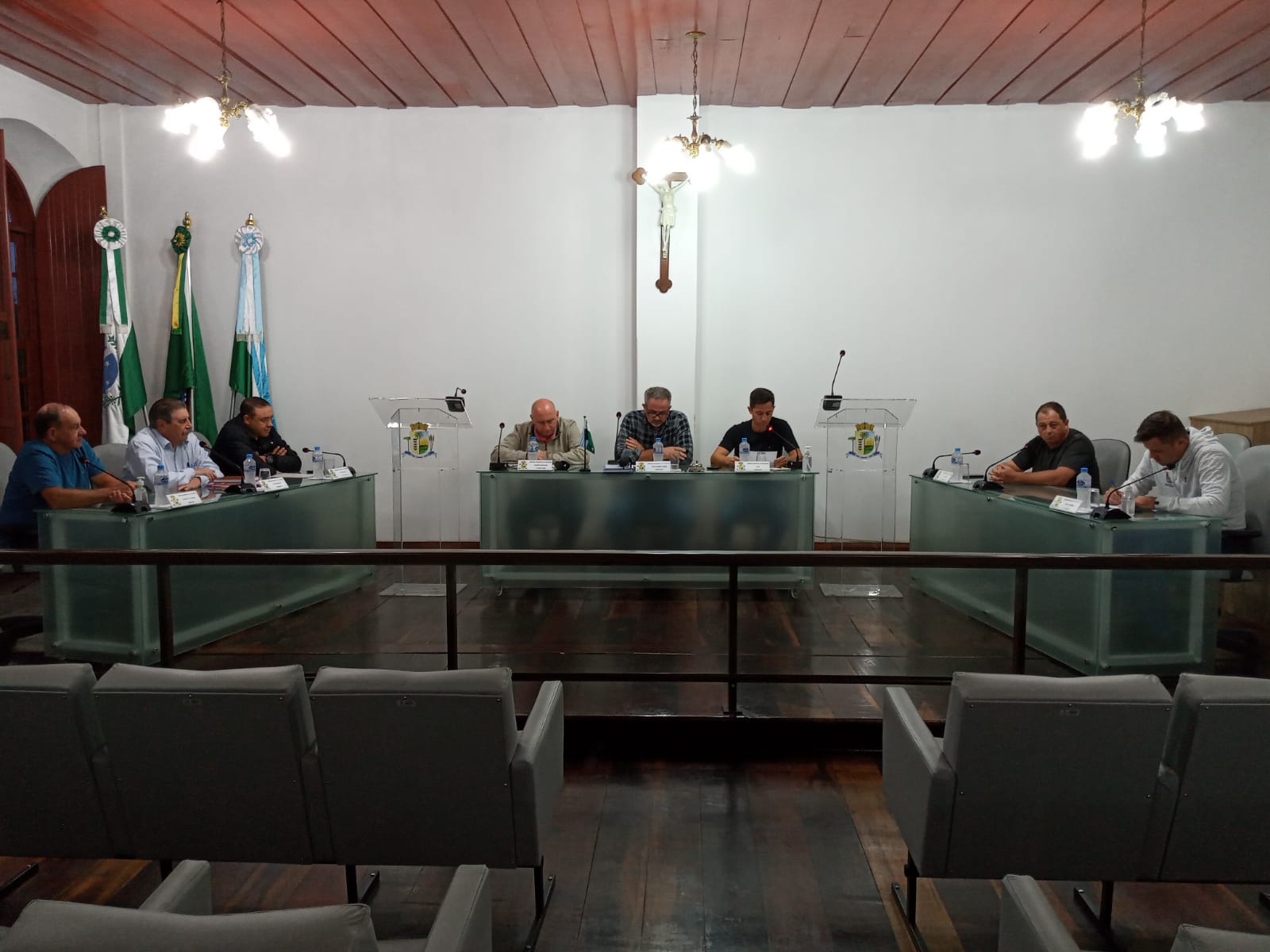 VEREADORES SE REÚNEM EM SESSÃO EXTRAORDINÁRIA