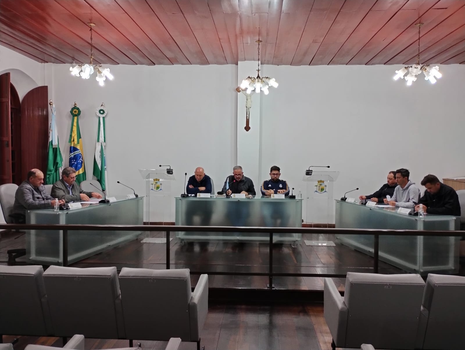 VEREADORES SE REÚNEM EM SESSÃO EXTRAORDINÁRIA E APROVAM PROJETO DE LEI 6331/2024