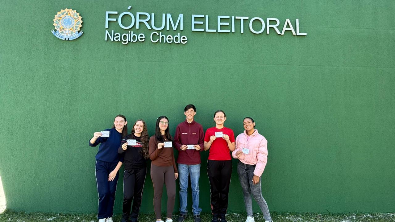 Parlamentares jovens emitem seus títulos de eleitor em ação de incentivo da Câmara